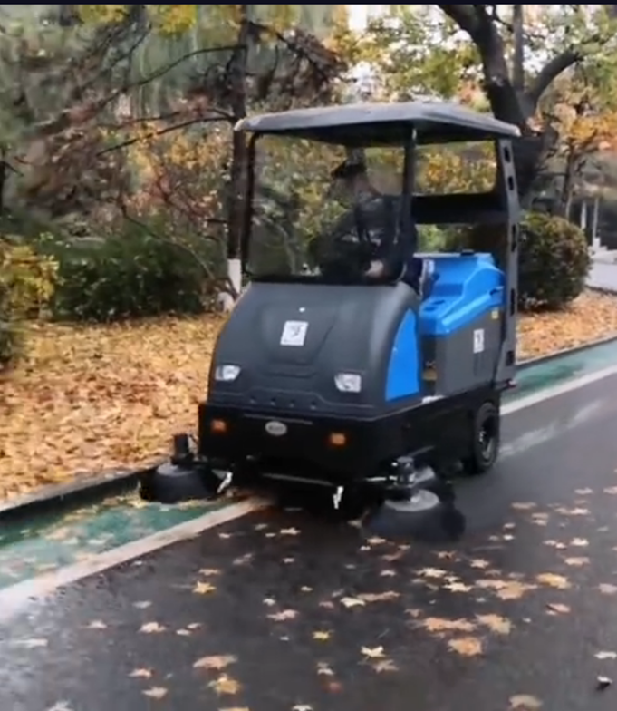 駕駛式電動掃地車高效掃落葉