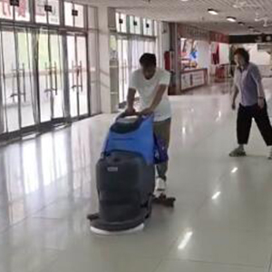 給醫院大廳現場試手推式洗地
